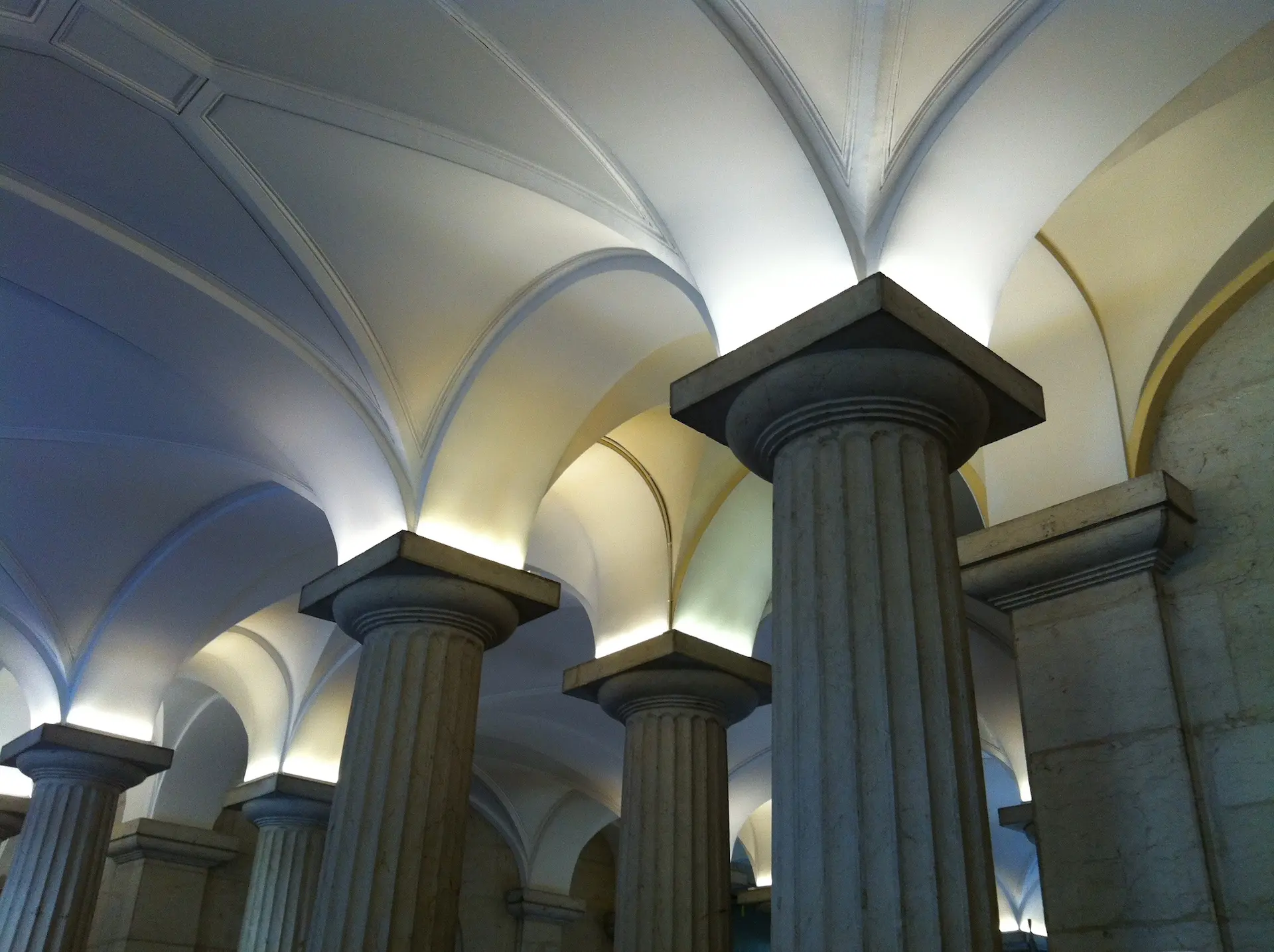Beleuchtete Decke mit Säulen