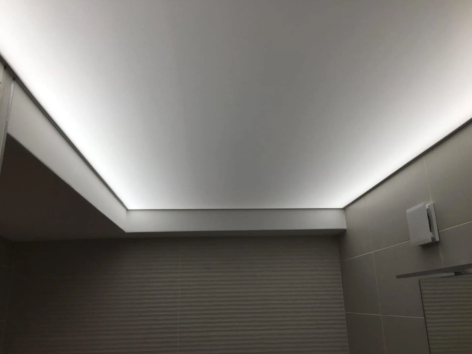 Seitliche Beleuchtung im Badezimmer